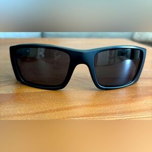 Oakley Men's Oo9096 Fuel Cell Rectangular Sunglasses
Matte Black/Grey
Sz-60mm